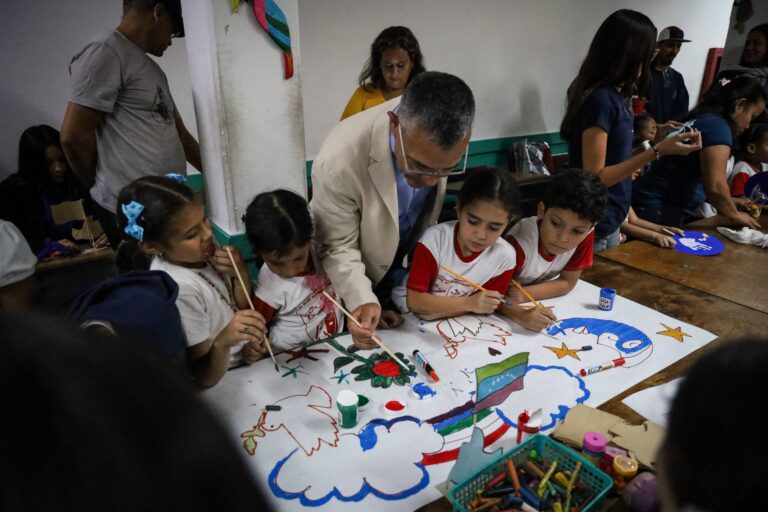 Venezuela honra a docentes como pilares de nuestra tierra